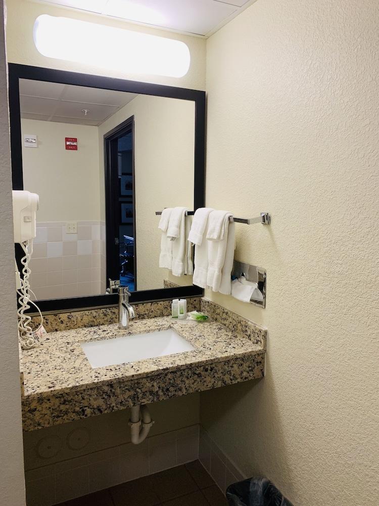 AmericInn by Wyndham Kewanee photo 82