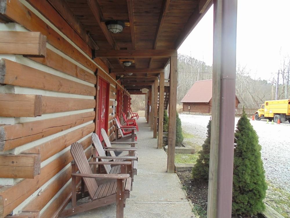Black Bear Lodge Motel photo 13