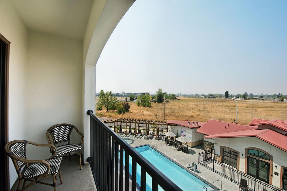 Oxford Suites Sonoma County photo 25