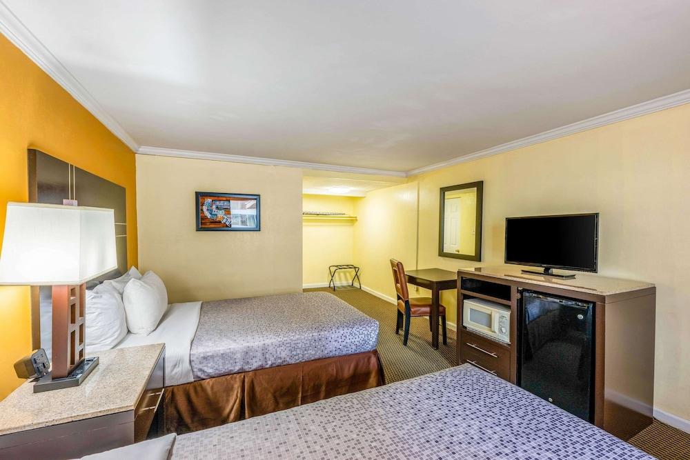 Econo Lodge Beach and Boardwalk photo 13