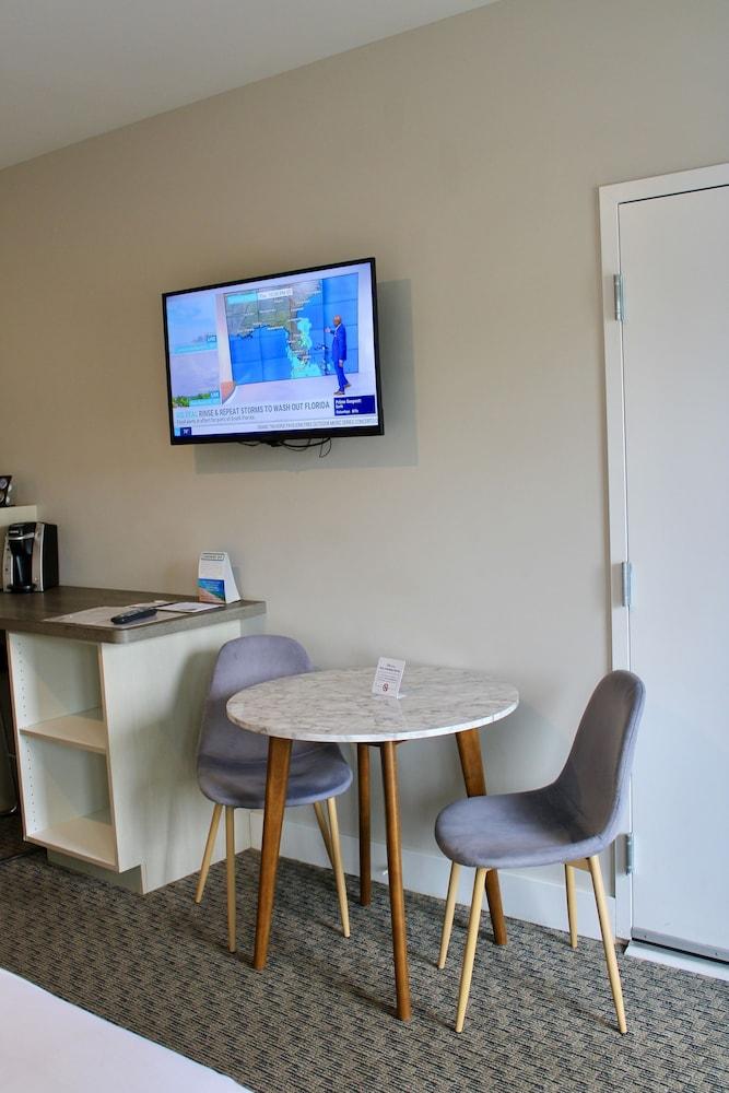 Empire Lakeshore Inn photo 19