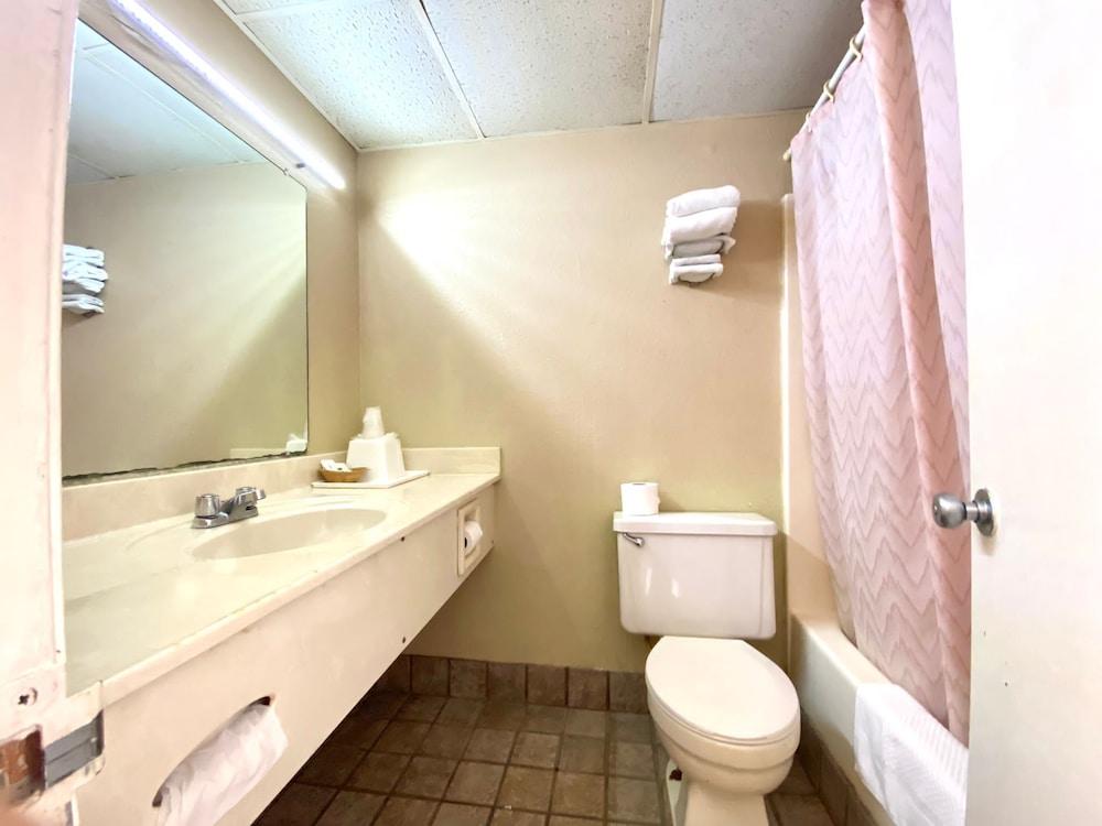 Economy Inn photo 9