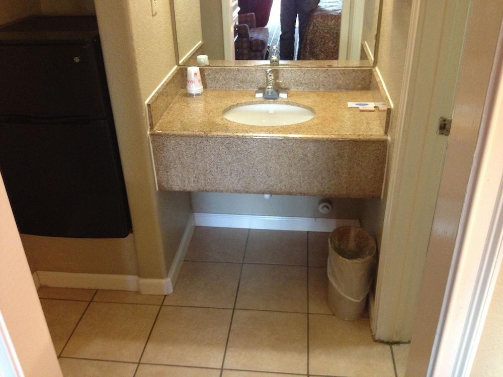 Economy Inn photo 6