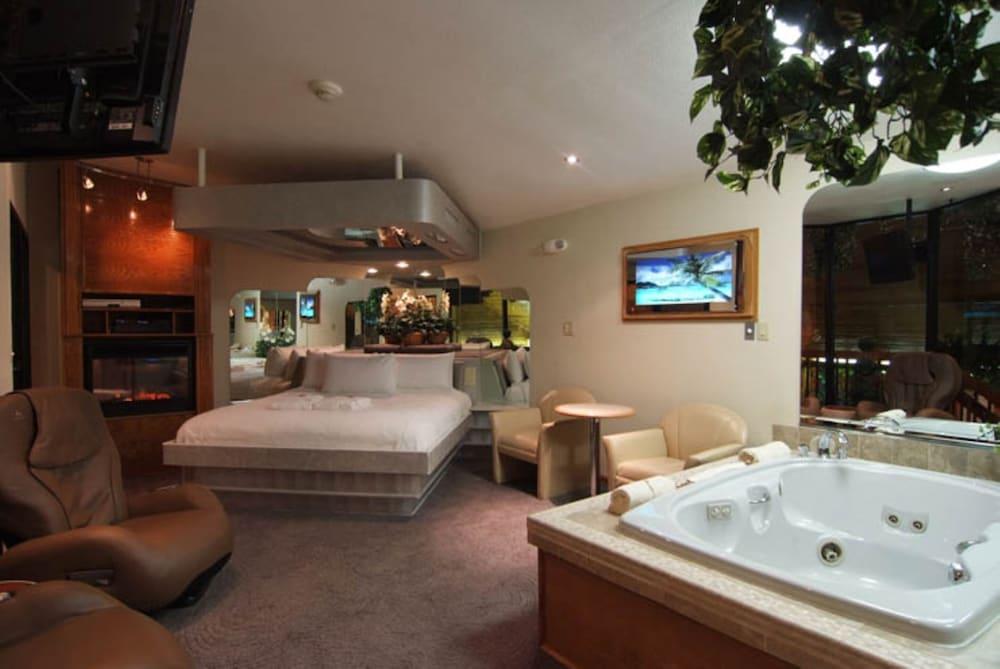 Sybaris Pool Suites Indianapolis photo 14