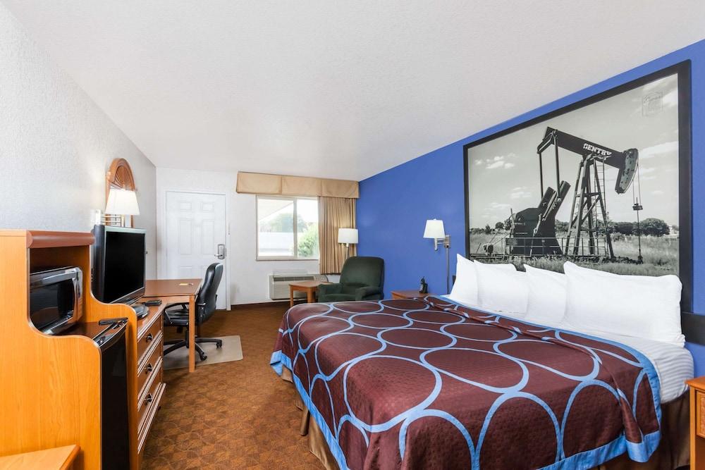 Super 8 by Wyndham Cleburne photo 6