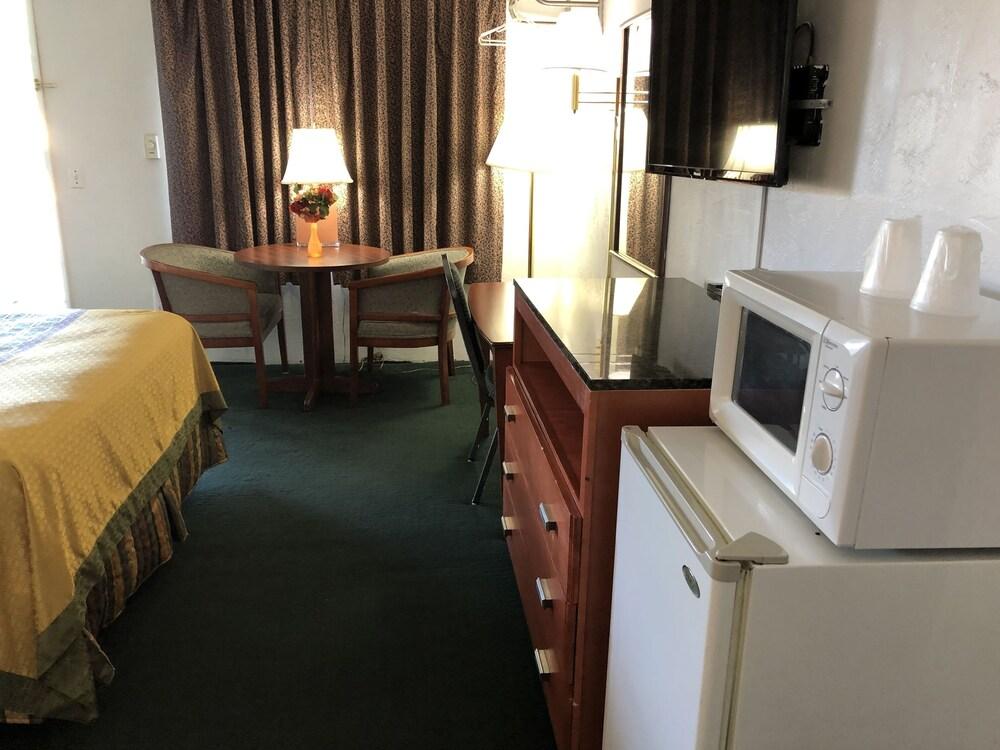 Best Budget Inn photo 16