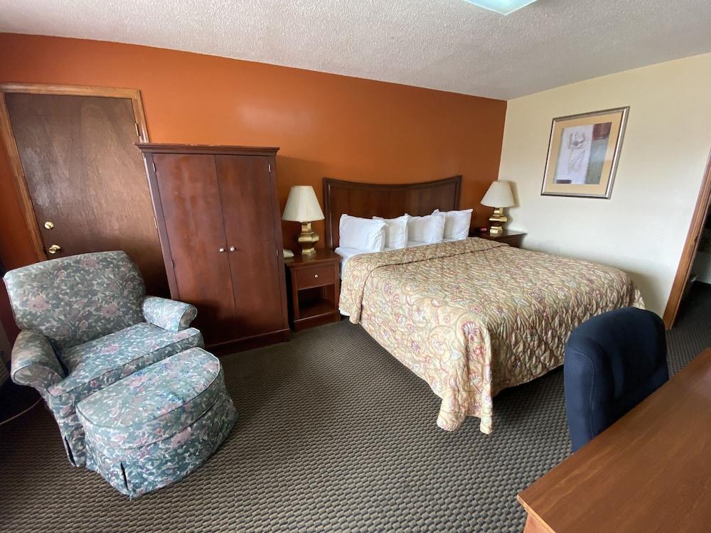 Rodeway Inn photo 18