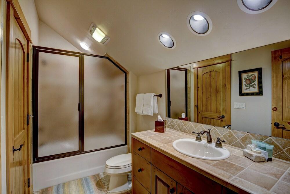 Snowberry by Elevation Accommodations photo 12