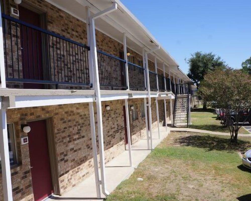 Ranch House Inn and Suites photo 1