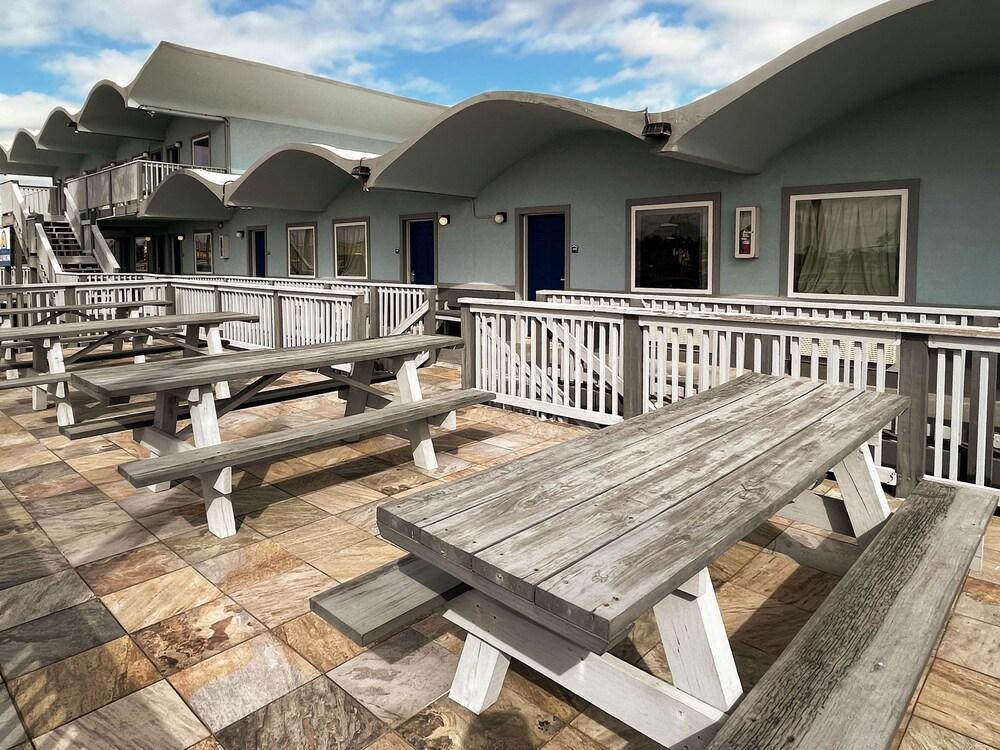 Blue Wave Inn photo 35