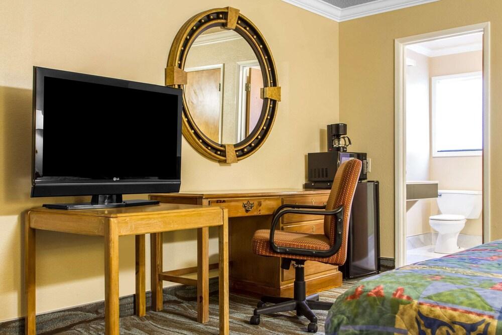 Econo Lodge photo 15