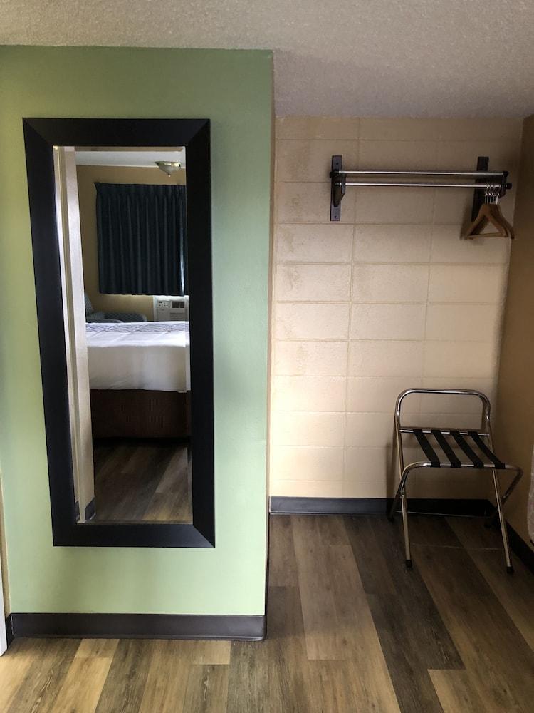 Knight's Inn Motel photo 31