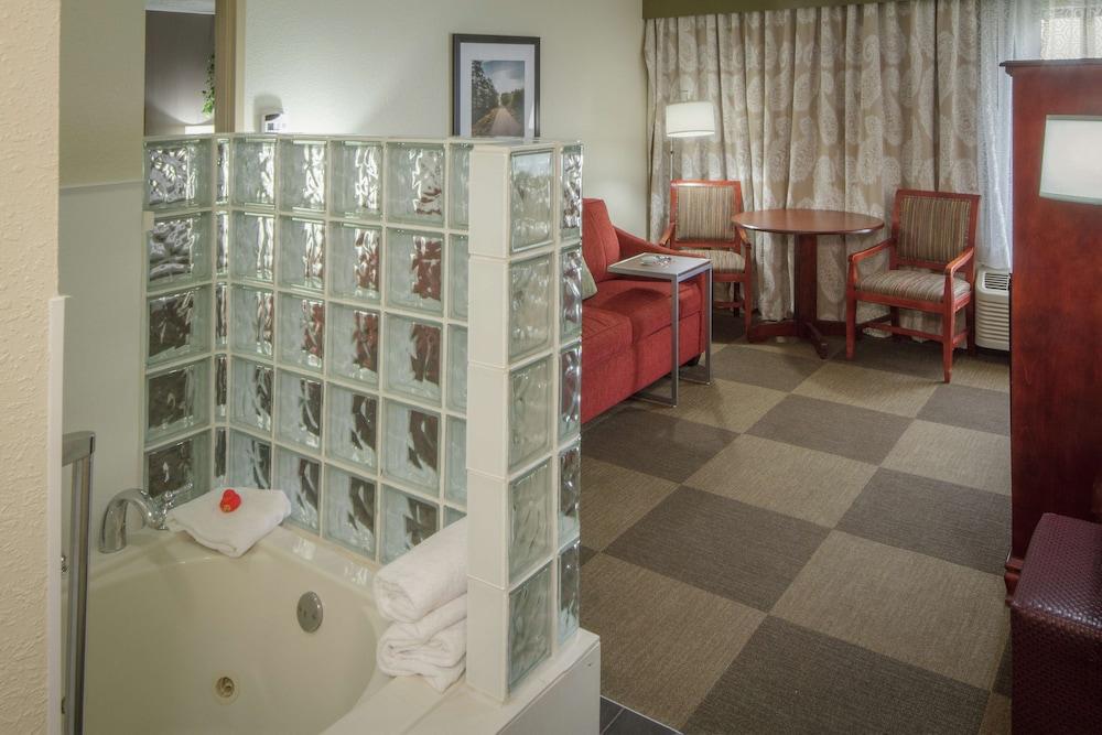 Hampton Inn South Haven photo 30