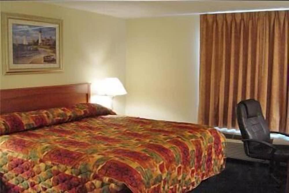 HomeTown Inn & Suites photo 6
