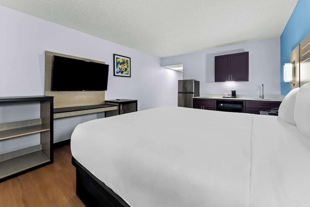 Suburban Studios Cordele I-75 photo 16
