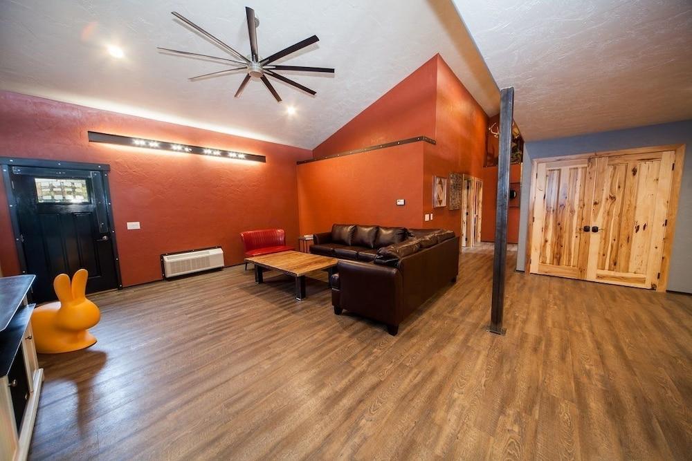Log Cabin Lodge & Suites photo 76