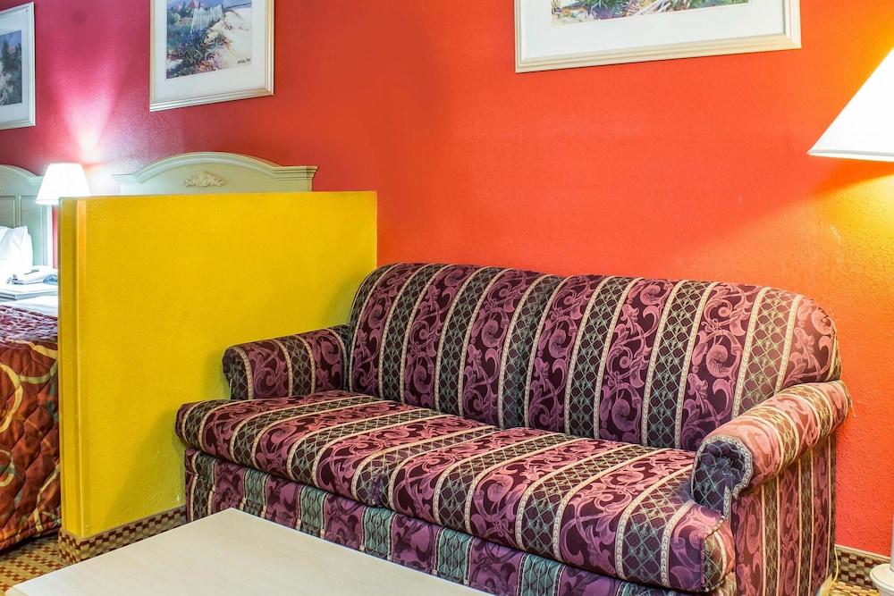 Econo Lodge Inn & Suites Walnut photo 16