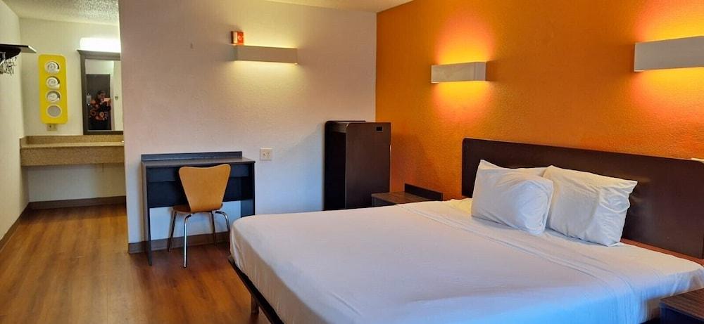 Super 8 by Wyndham Kannapolis photo 13
