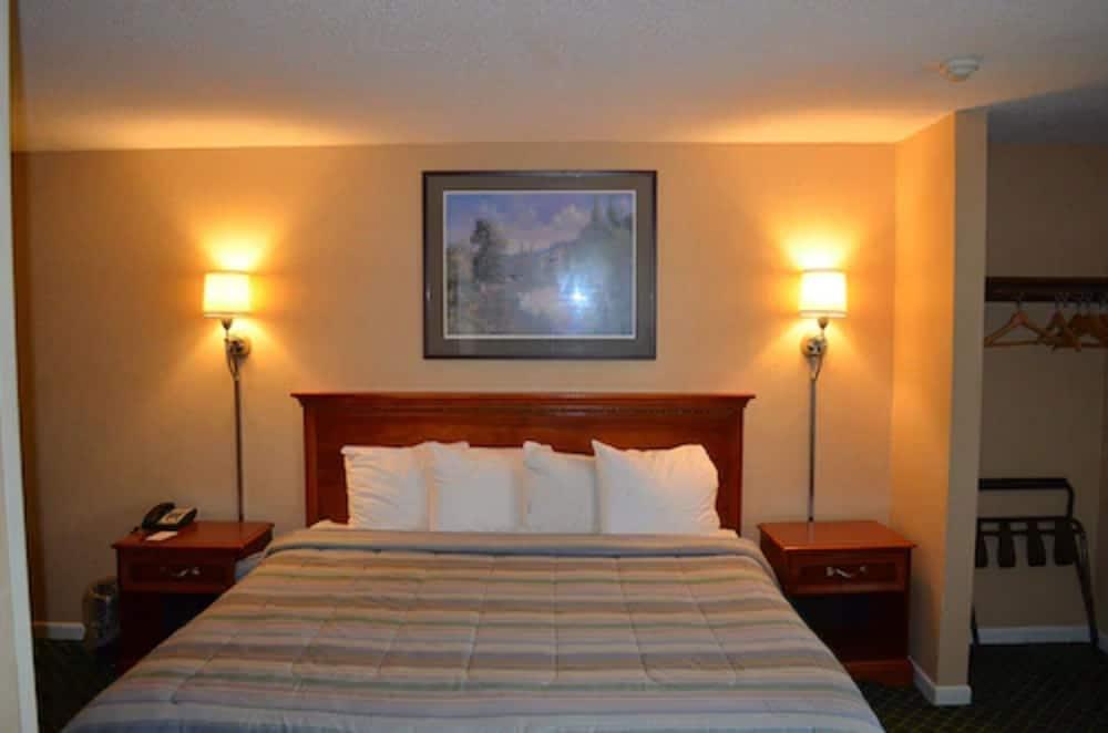 Hyannis Host Inn photo 4