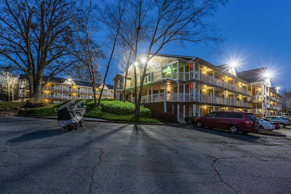 HomeTowne Studios by Red Roof Atlanta NE - Downtown Norcross photo 19