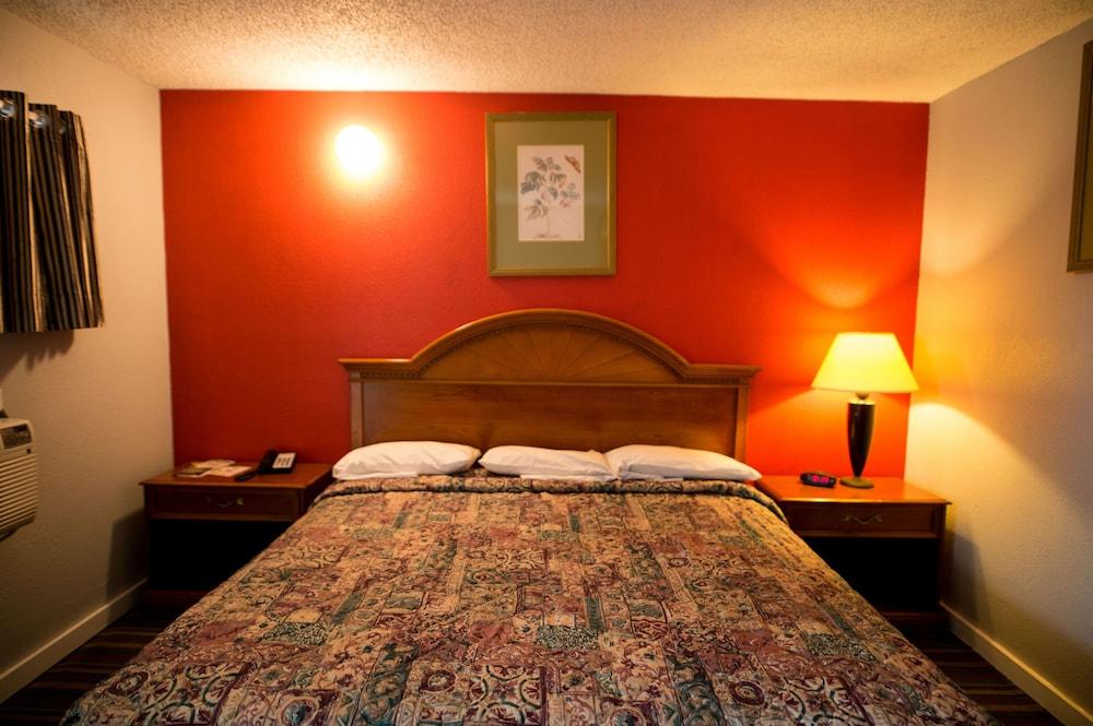 Scottish Inn and Suites photo 13