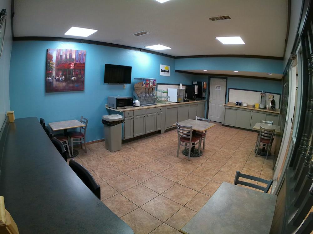 Days Inn by Wyndham Van Horn TX photo 26