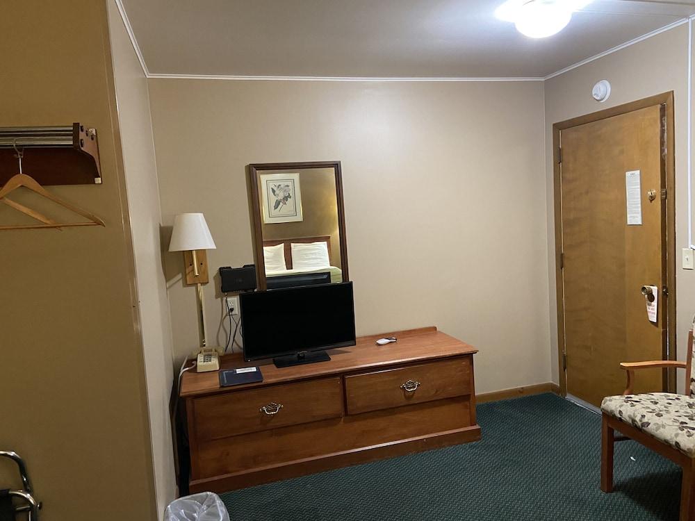Colonial Inn Dyersville photo 12