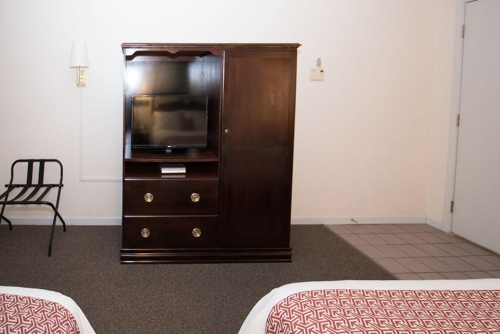 Chalet Motel Mequon photo 10