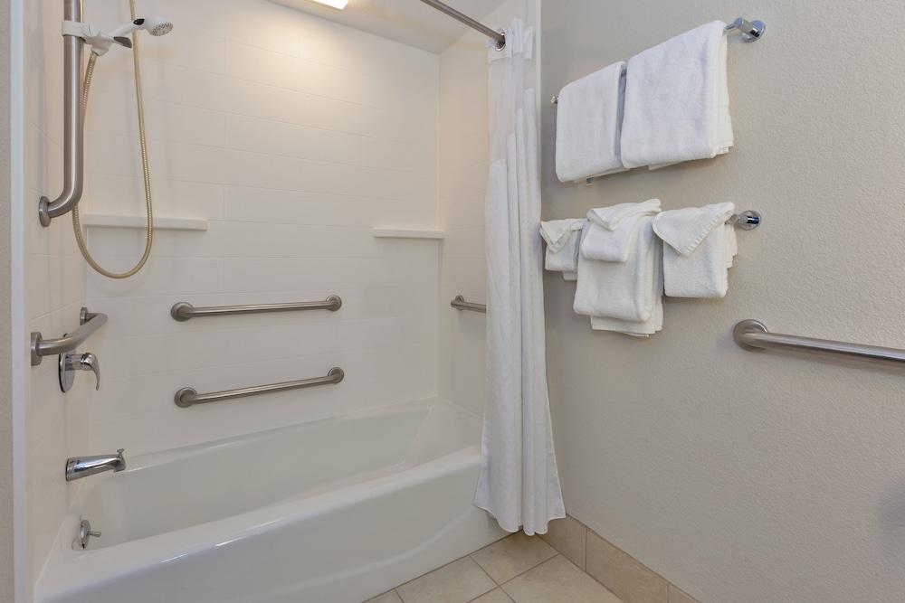 Holiday Inn Express & Suites Petoskey by IHG photo 47