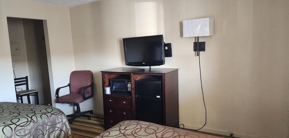 TRAVELER'S MOTEL photo 12