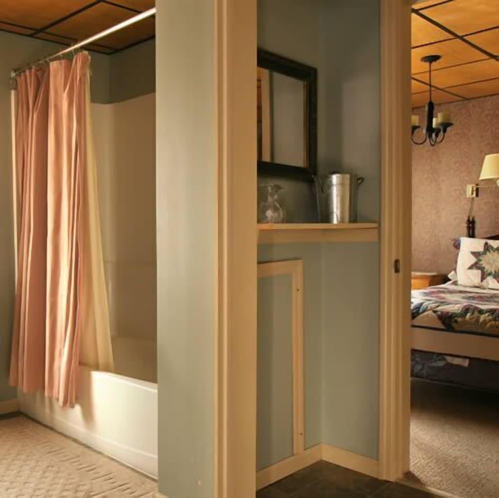 Crestmont Inn photo 23