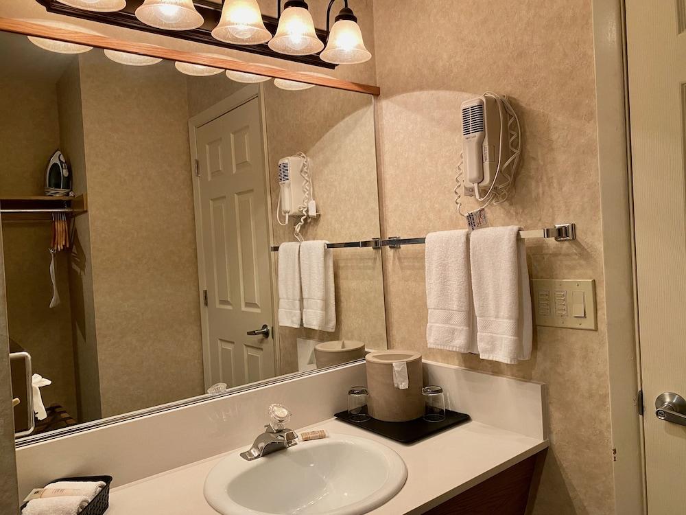 Cousins Country Inn photo 60