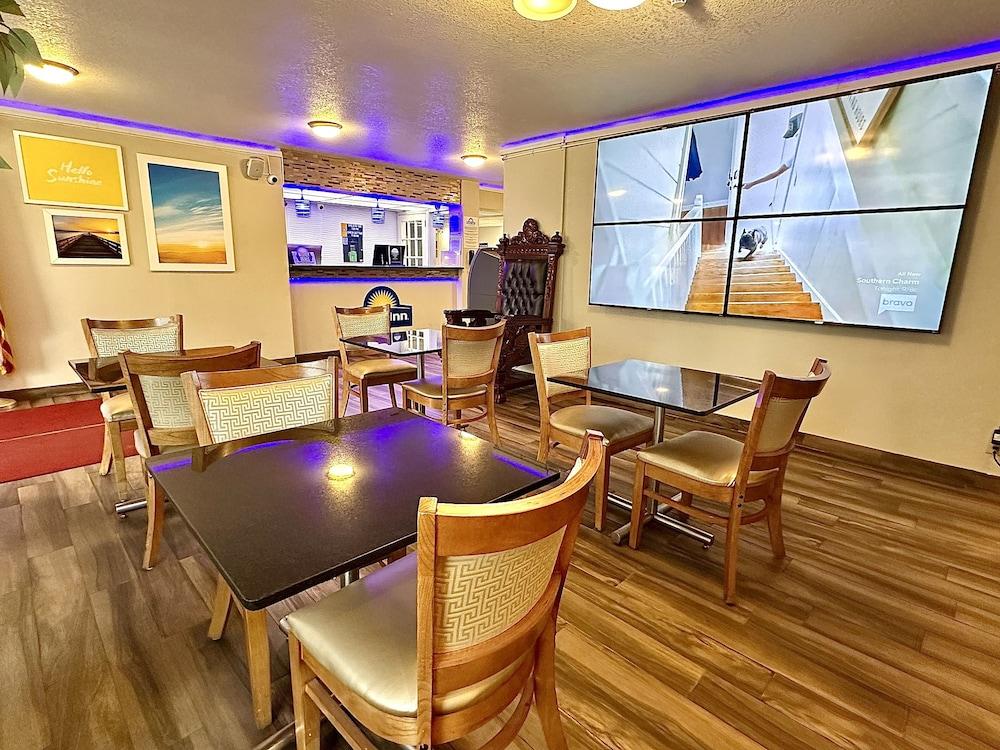 Days Inn by Wyndham Southern Hills/ORU photo 12