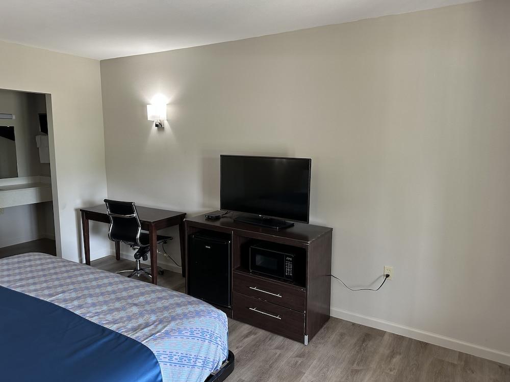 Oakwood Inn photo 3