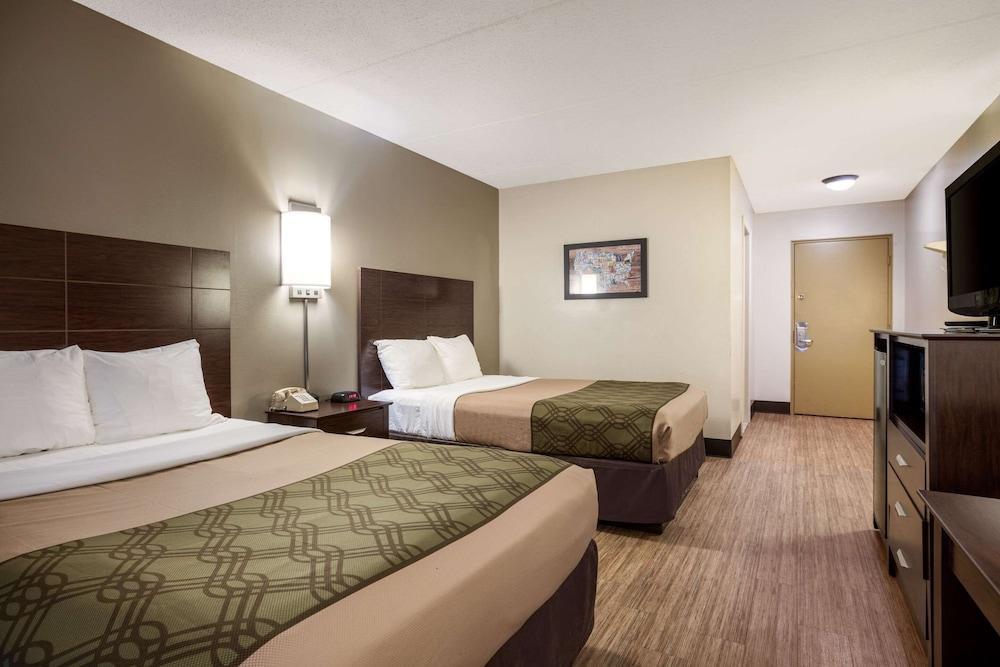Econo Lodge Darien Lakes photo 28