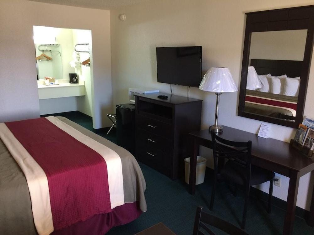 Travel Inn & Suites photo 35