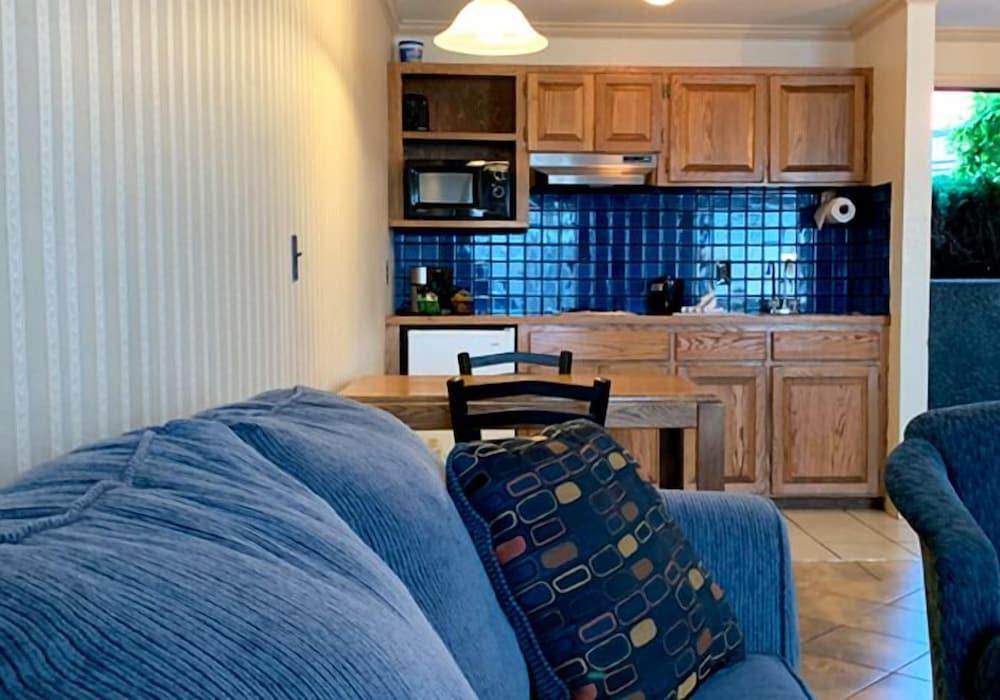 Coachman Inn & Suites photo 35