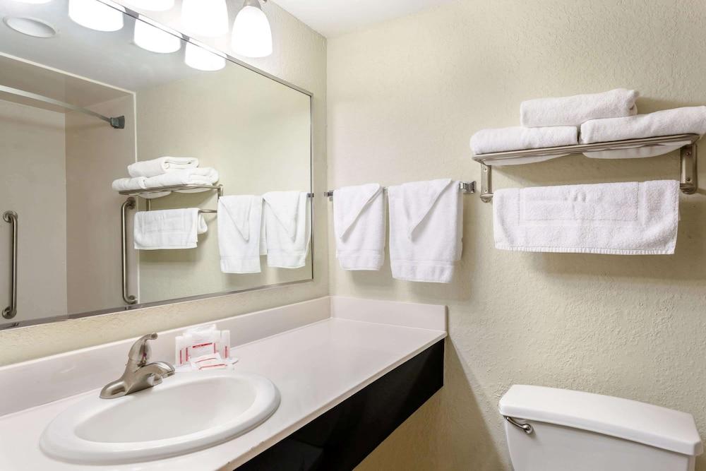 Ramada by Wyndham Luling photo 13