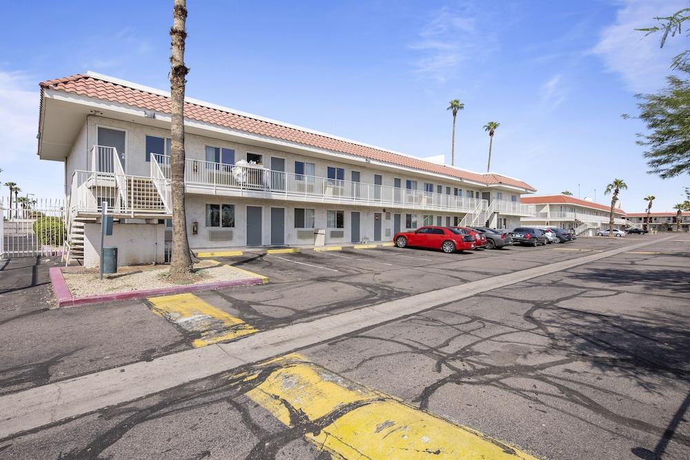 Super 8 by Wyndham Phoenix West photo 1