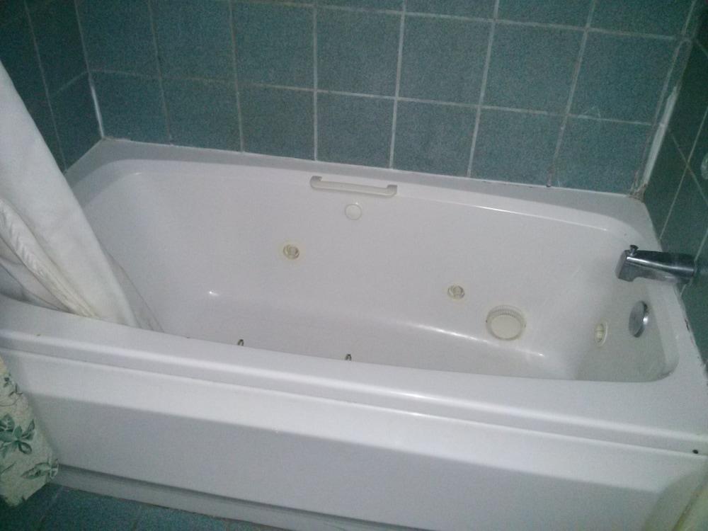 Val U Stay Inn and Suites photo 13