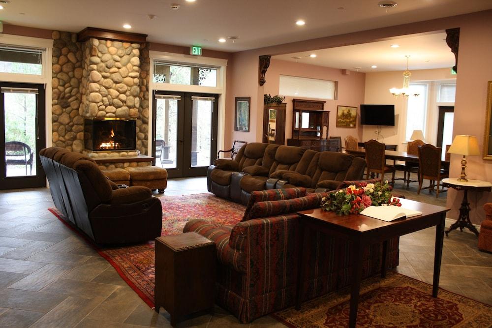 Hearthstone Elegant Lodge by the River photo 34