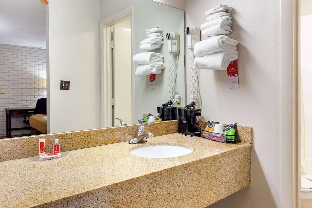 Econo Lodge Creedmoor - Butner photo 23