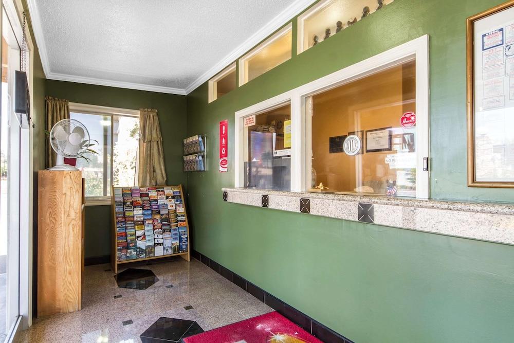 Econo Lodge photo 2