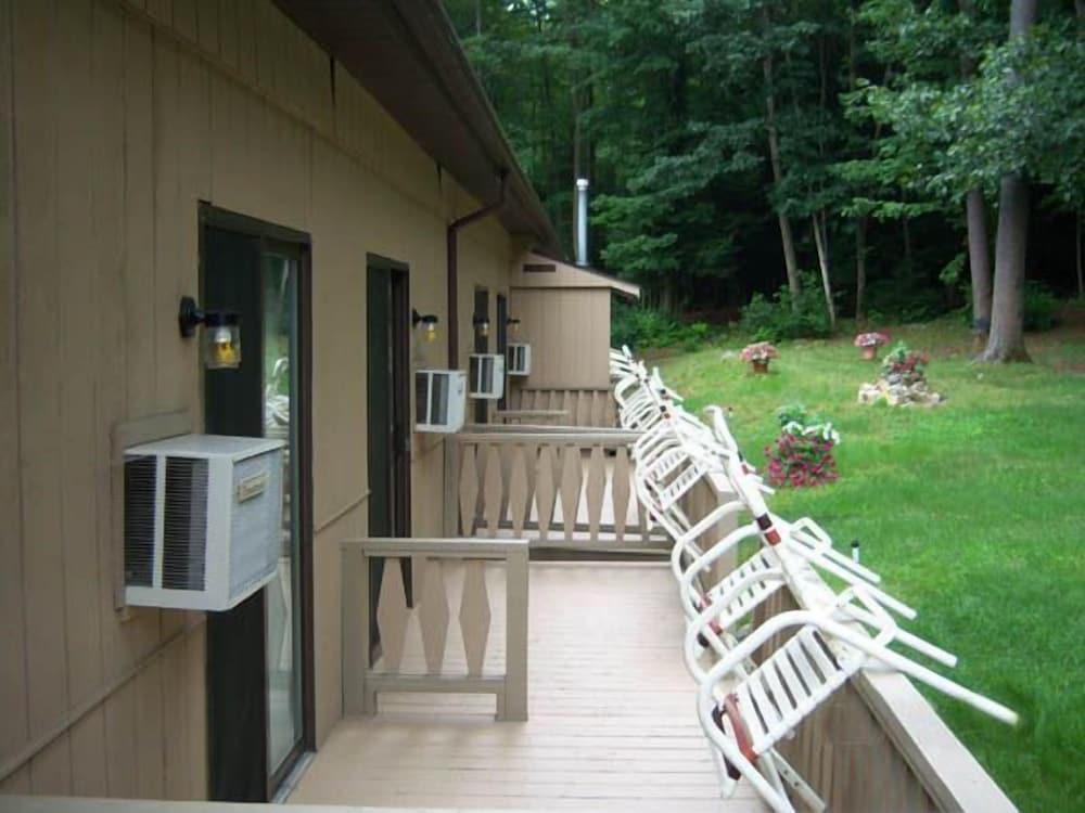 Tall Pines Motel photo 48