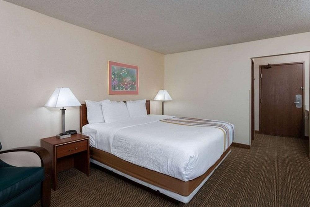 Norwood Inn & Suites by BlissPoint Post Rd Indianapolis photo 36