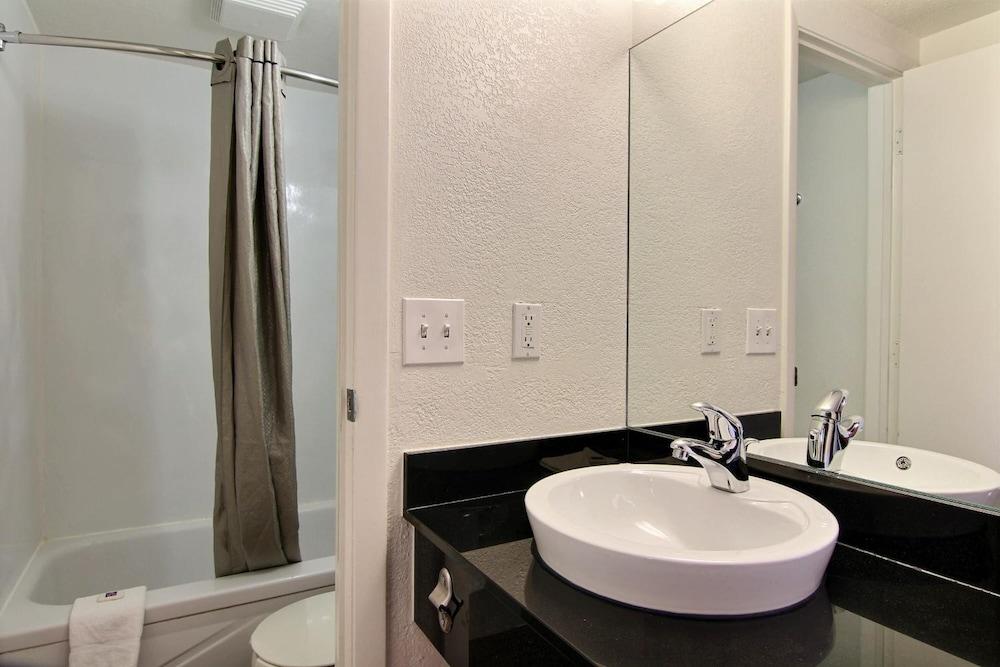 Park Inn by Radisson, Fargo West Acres photo 49