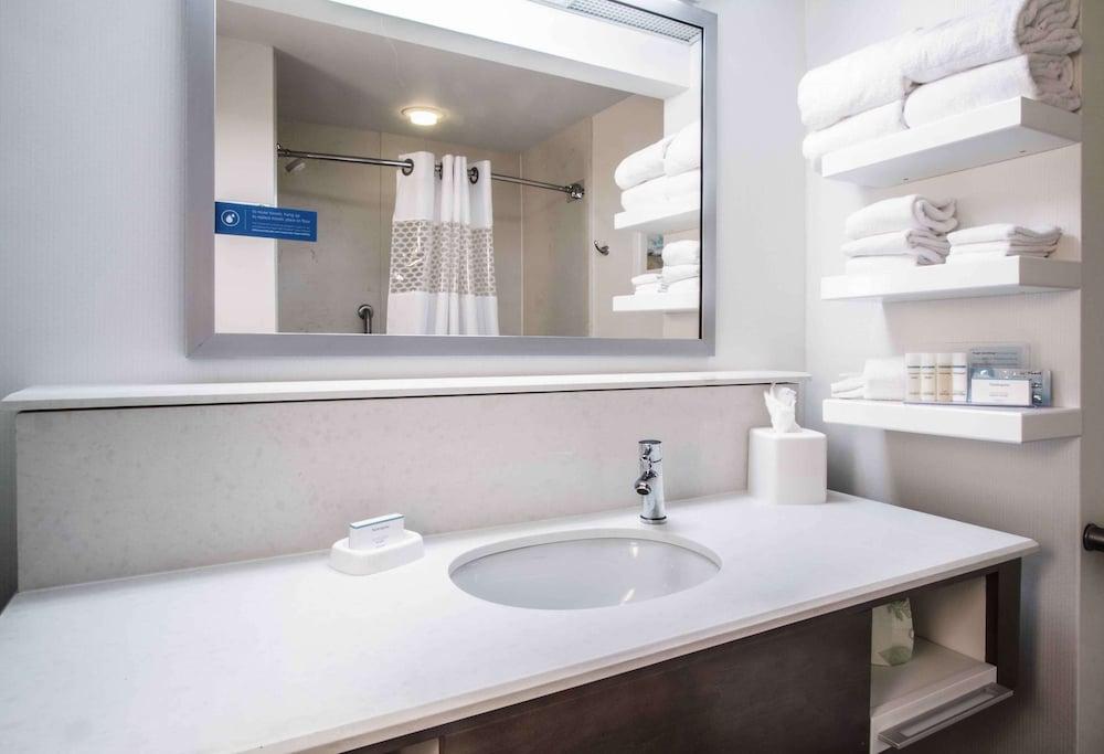 Hampton Inn South Haven photo 33