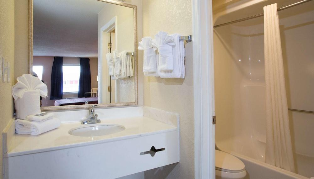 Studios and Suites 4 Less Battlefield Blvd photo 6