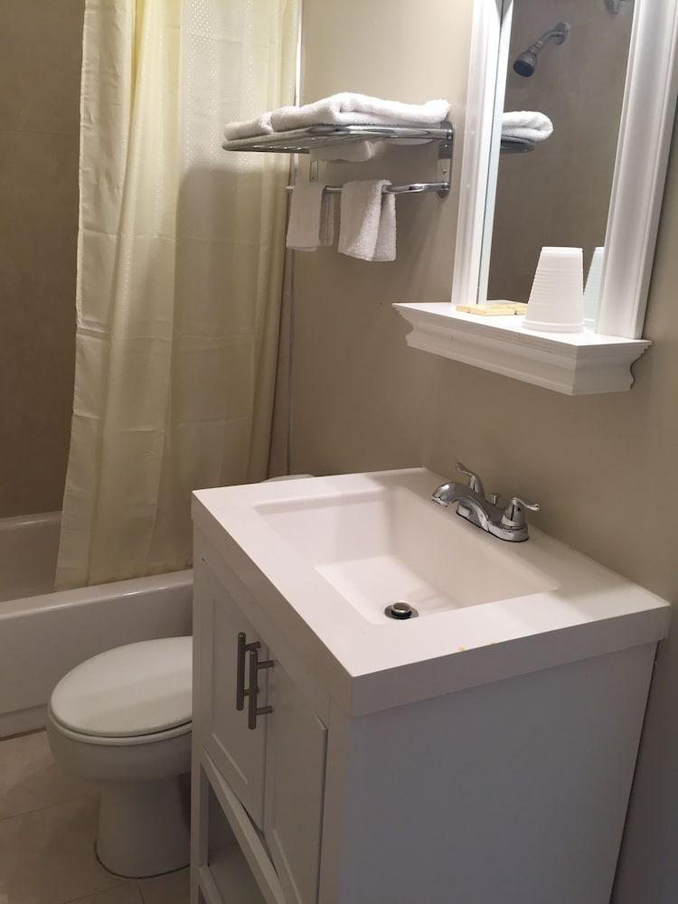 Scottish Inn and Suites photo 8