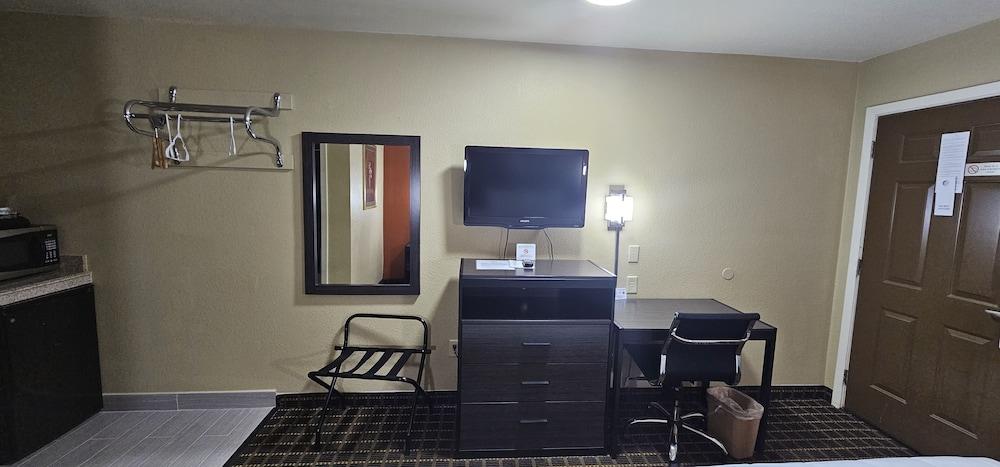 Deluxe Inn Motel photo 9